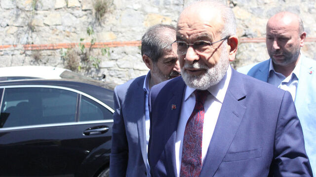 Karamollaoğlu'ndan Demirören ailesine taziye ziyareti