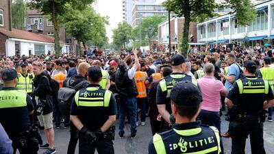 Cami önünde domuz çevirmeye izin veren başkan, ırkçılığa 'zenginlik' dedi!