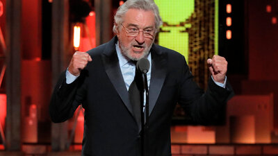 Trump'a küfretti, ayakta alkışlandı!