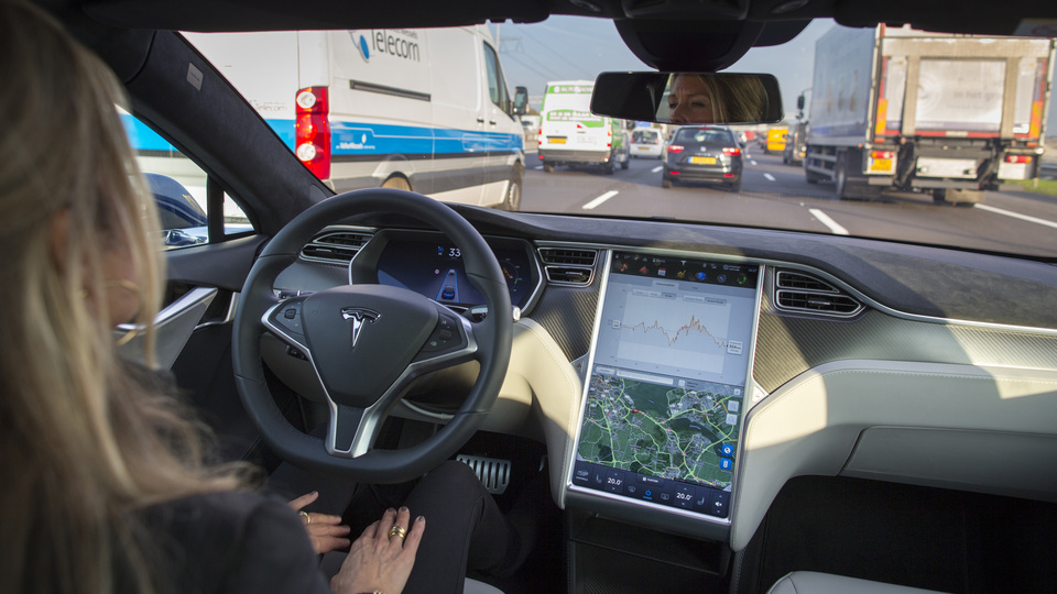 Tesla'nın otopilotundan sürücüler şikayetçi