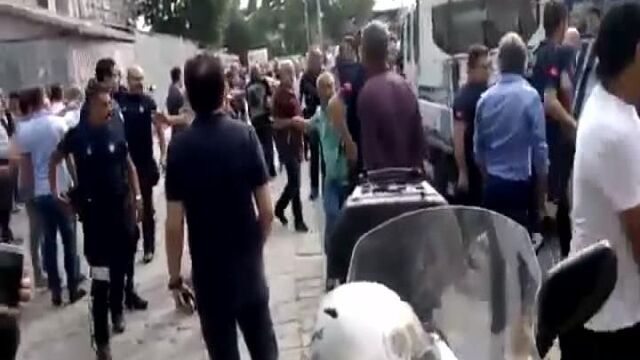 Beyazıt Meydanı karıştı... Birbirlerine girdiler!