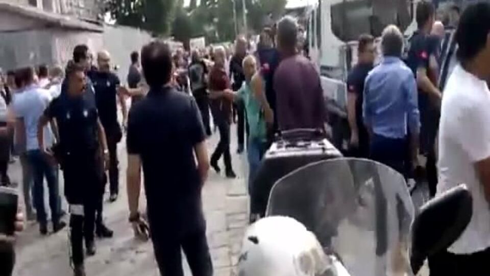 Beyazıt Meydanı karıştı... Birbirlerine girdiler!