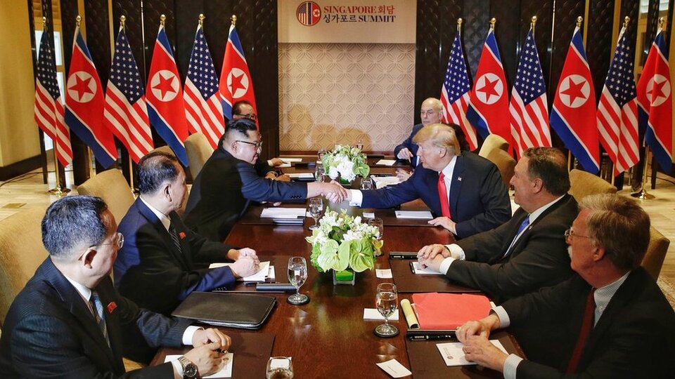 Trump ve Kim'den tarihi el sıkışma anı