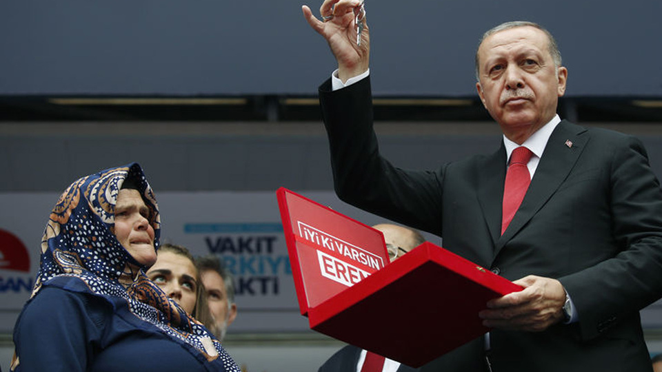 Erdoğan, şehit Eren Bülbül'ün annesine anahtarı teslim etti
