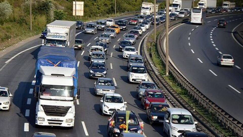 TEM'de kaza! Yol trafiğe kapatıldı