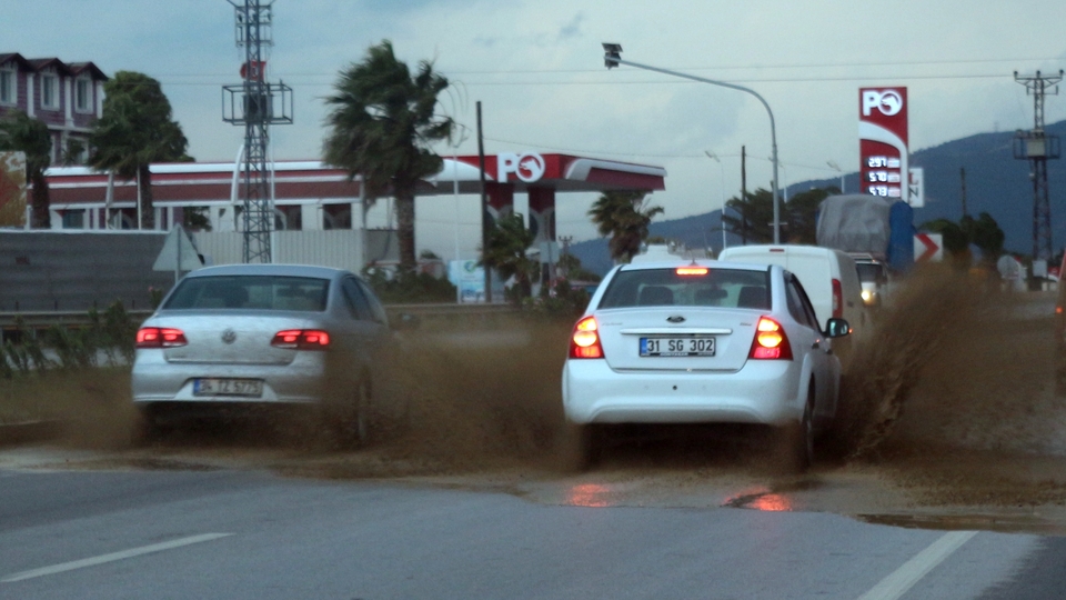 Hatay'da sağanak taşkına neden oldu