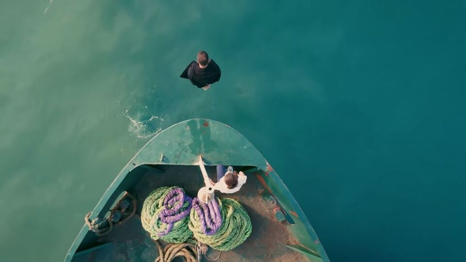 Eli ayağı bağlı Tahir denize atladı!