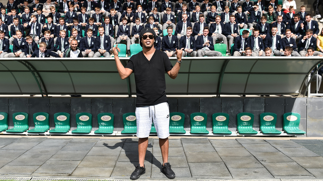 Ronaldinho'dan Türk stadına ziyaret