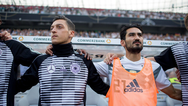Bakan Bak'tan Mesut ve İlkay'a destek