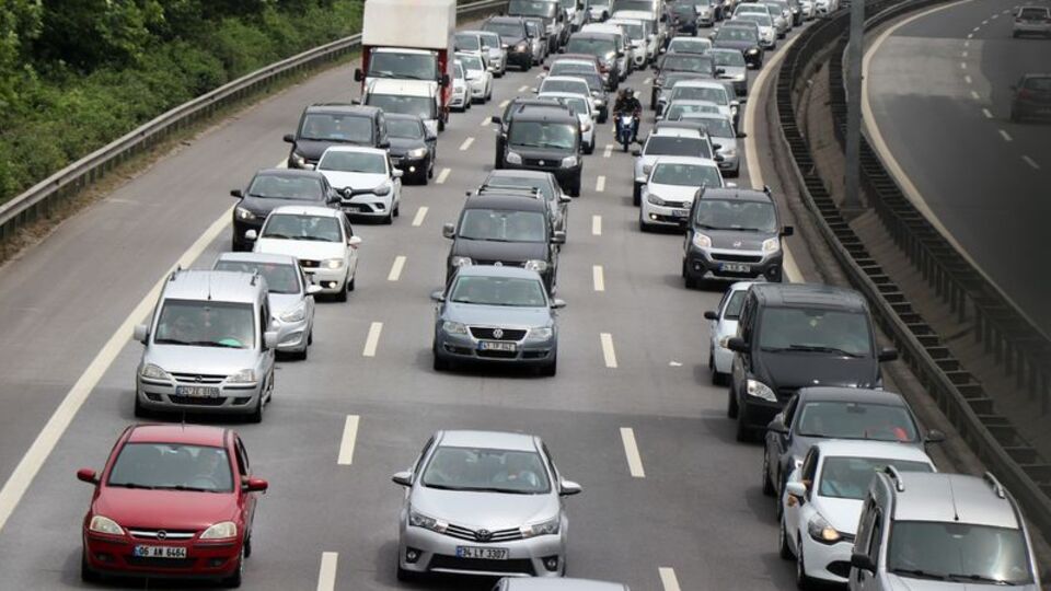 Kilometrelerce araç kuyruğu! İşte trafikte son durum...