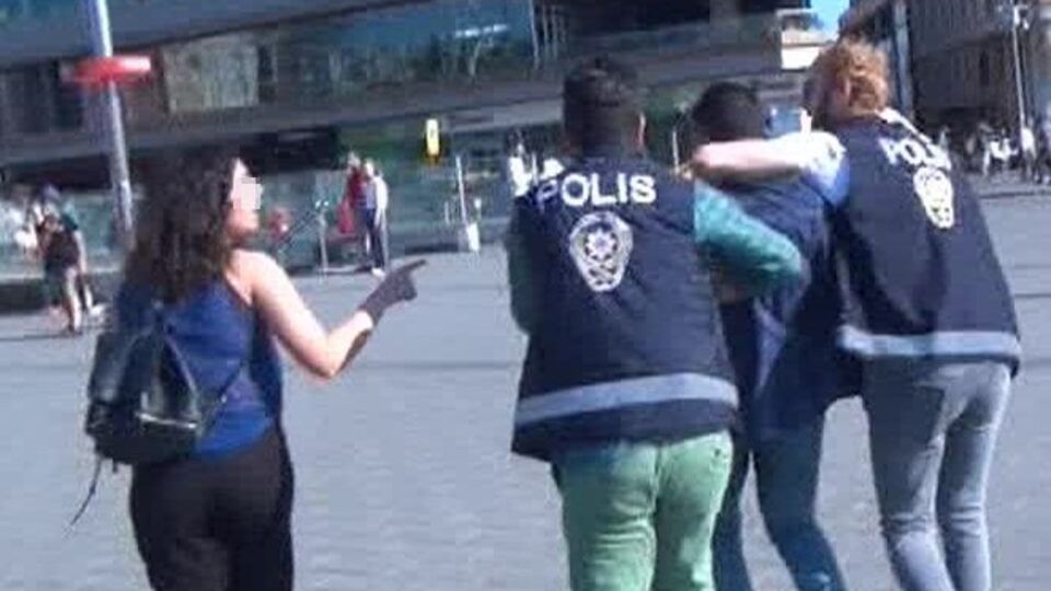 Susmadı! Çığlıklarıyla Taksim'i inletip, tacizciyi böyle yakalattı