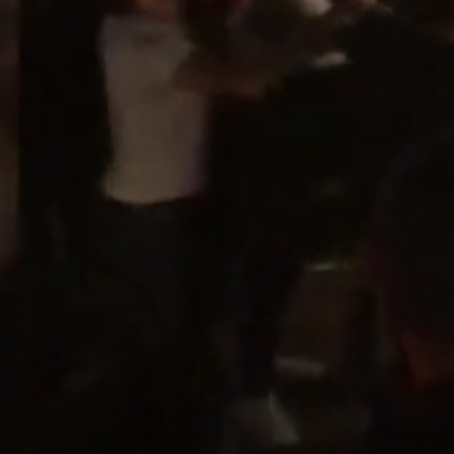 Taksim'de otelden para yağdı! İzdiham oldu