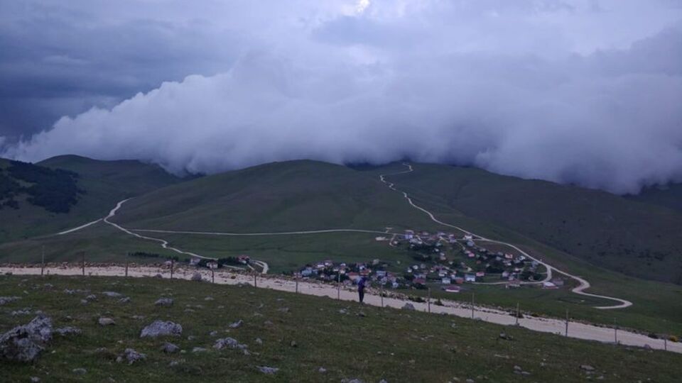 Hızla yayıldı! Dakikalar içinde evlerin üzerini kapladı