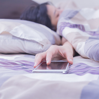 Uyurken telefon ile aranıza işte bu kadar mesafe koyun!