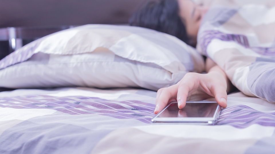 Uyurken telefon ile aranıza işte bu kadar mesafe koyun!