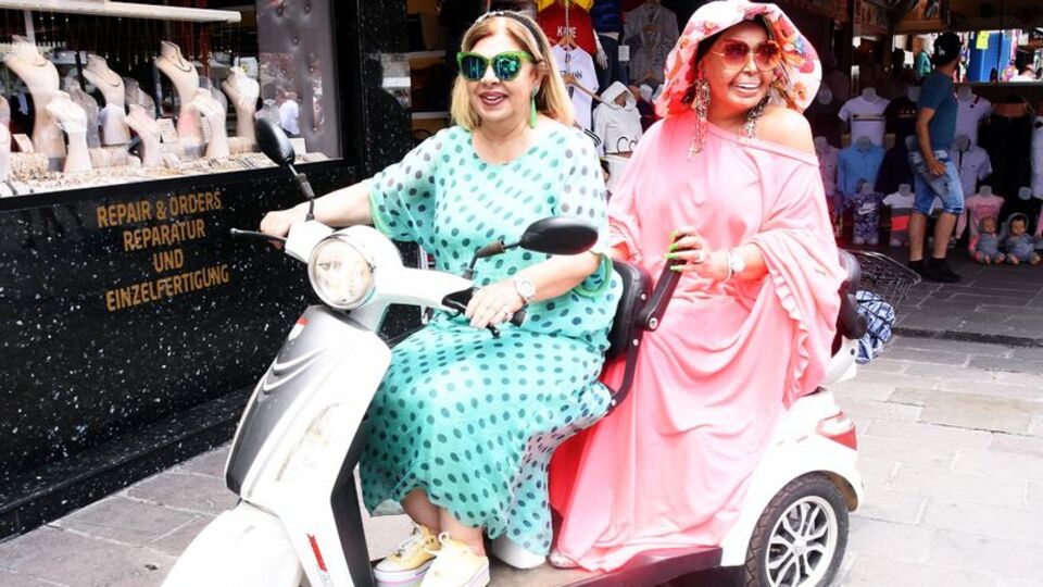 Bodrum sokaklarını motorla turladı