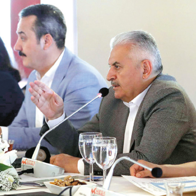 Başbakan Binali Yıldırım: Hizmet edip, sopa yiyoruz