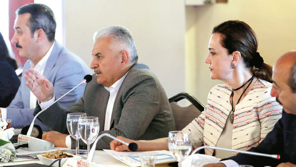 Başbakan Binali Yıldırım: Hizmet edip, sopa yiyoruz