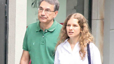 Kızıyla alışverişte