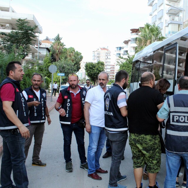 Alman polisi gibi arayıp FETÖ'yle dolandırdılar