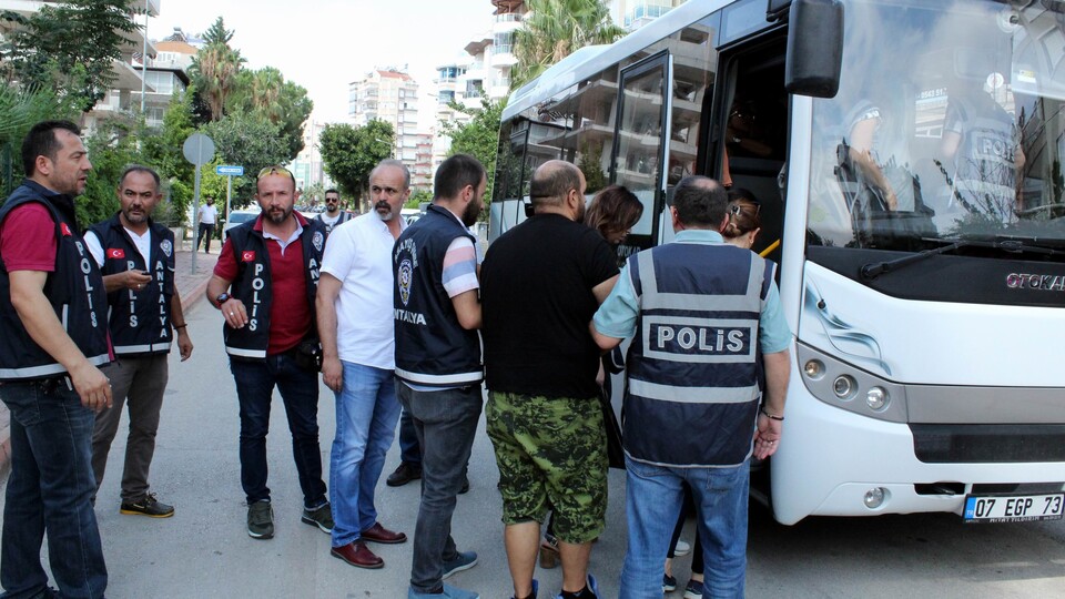 Alman polisi gibi arayıp FETÖ'yle dolandırdılar