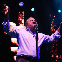 "Hayatımızı verircesine şarkı söyleriz"