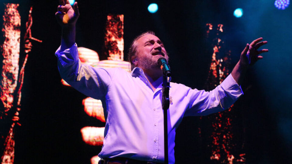 "Hayatımızı verircesine şarkı söyleriz"