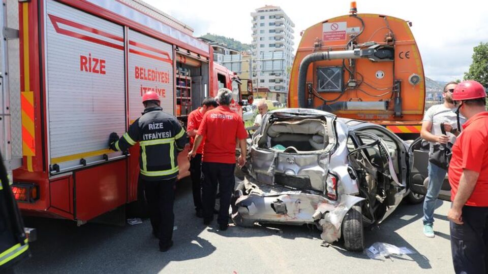 Kaza yerine koşanlar inanamadı! Arabanın arkası yok oldu