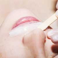 Dudak üstündeki tüyleri alırken dikkat!