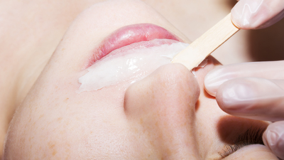 Dudak üstündeki tüyleri alırken dikkat!