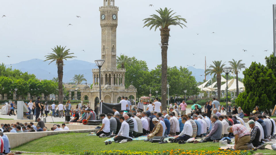 İzmir Cuma namazı saat kaçta?
