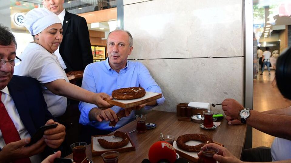 İnce komşularıyla buluştu! Hesabı ödedi