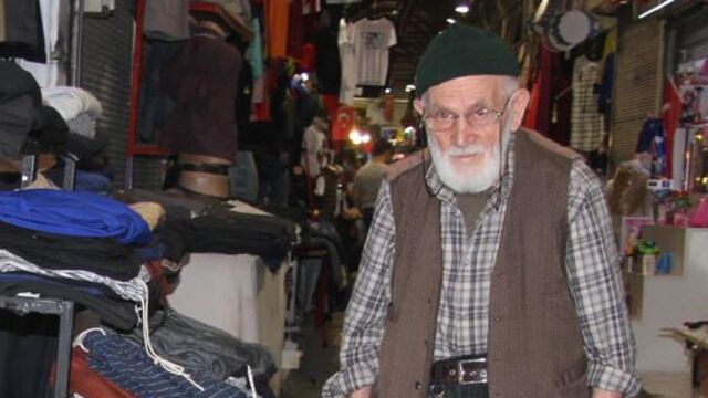 65 yıllık terzi Remzi dede teknolojiye direniyor