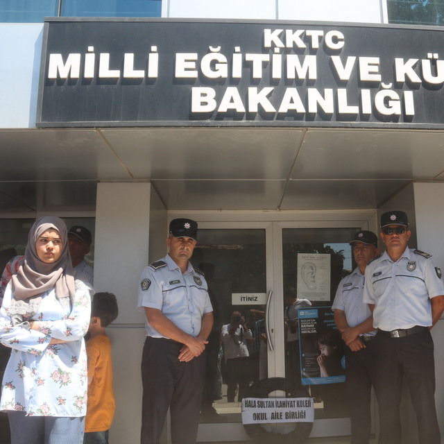 Kıbrıs'ta başörtülü lise öğrencileri diplomalarını alamadı