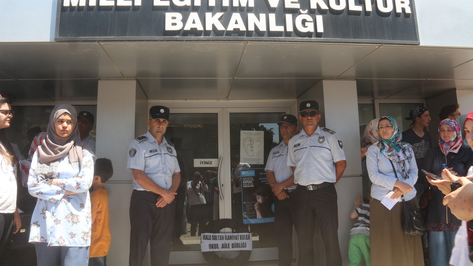 Kıbrıs'ta başörtülü lise öğrencileri diplomalarını alamadı