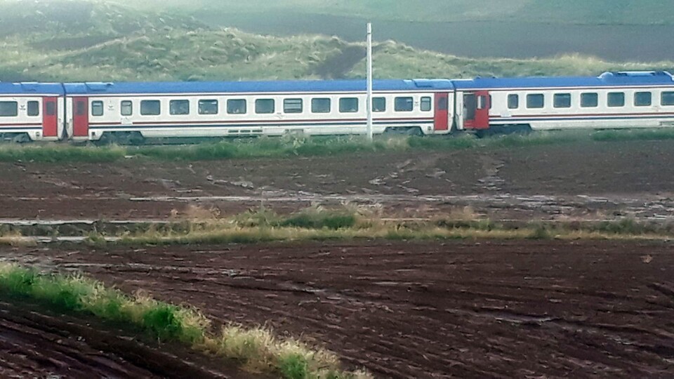 Tren yolda kaldı! Yolcular tahliye edildi