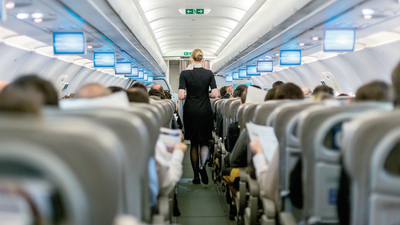 Yaşlılar koridora gençler cam kenarına