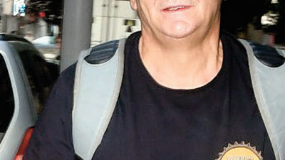 Film için form tutuyor