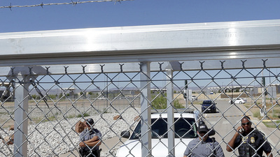 Göçmen çocuklar aileleriyle cezaevinde buluşacak!