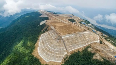Çinliler bunu da yaptı! Dağın zirvesinde havalimanı