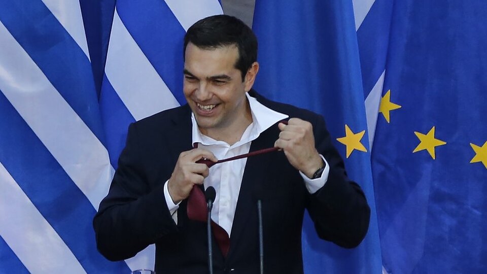 Çipras'a kravat taktıran anlaşma: Kravata yarım saat dayanabildi