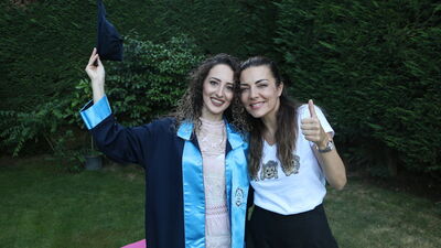 Üniversiteli gence mezuniyet desteği