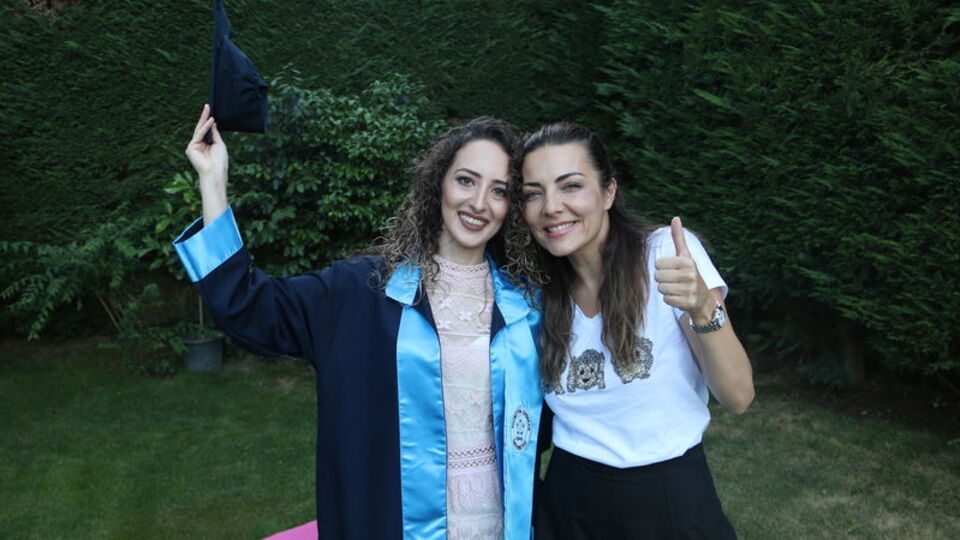 Üniversiteli gence mezuniyet desteği