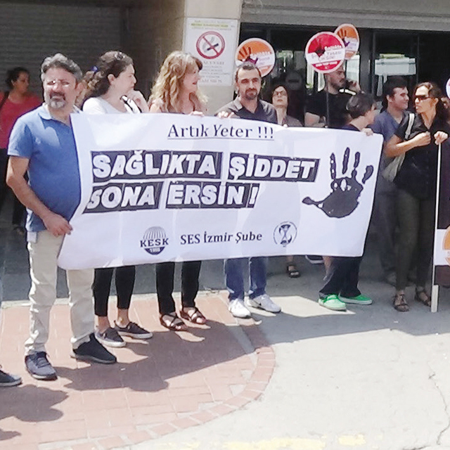 Doktorlar iş bırakıp şiddeti protesto etti