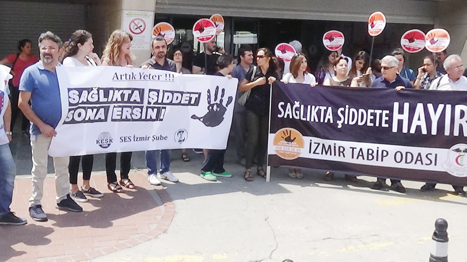 Doktorlar iş bırakıp şiddeti protesto etti