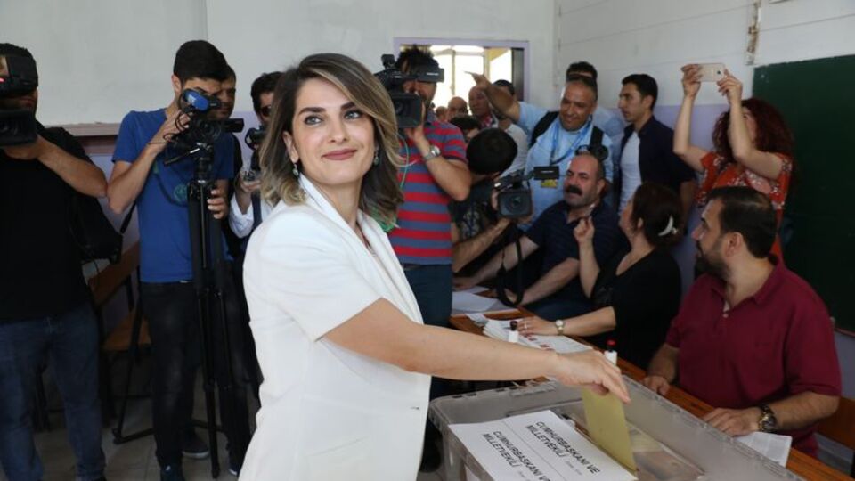 Cumhurbaşkanı adayı Demirtaş'ın eşi Başak Demirtaş oyunu kullandı