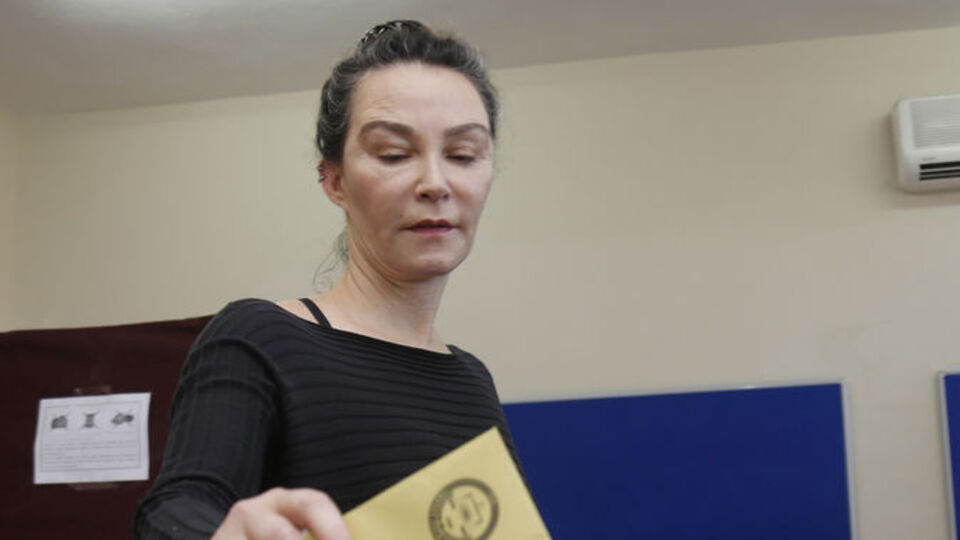 Deniz Baykal'ın kızı: Mikrofonu yeniden ona uzatacaksınız