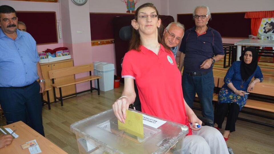 Dünyanın "en uzun genç kızı" oyunu kullandı