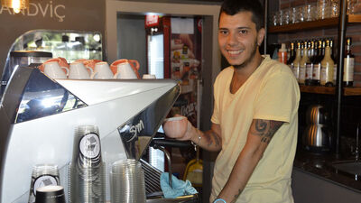 Çiğnediği sakızları saçına yapıştırdı! Sonra da...