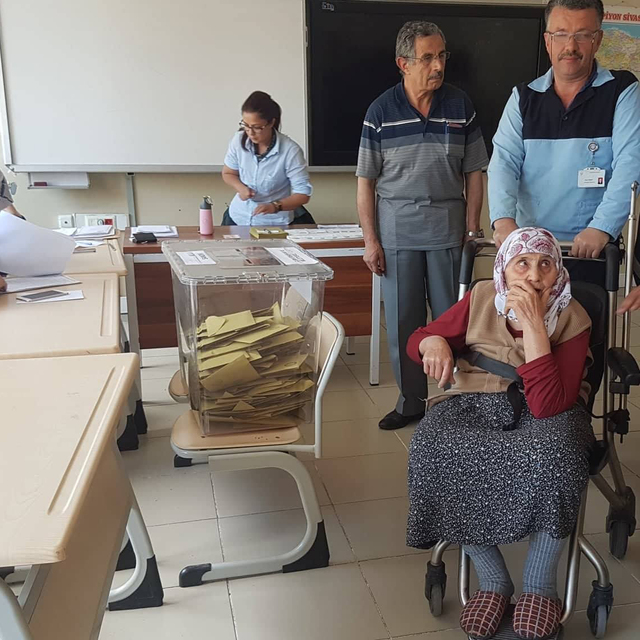 Tekerlekli sandalyede getirildi, oy kullanamadı